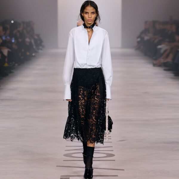 Fendi couture: белая рубашка с черной кружевной юбкой на подиуме