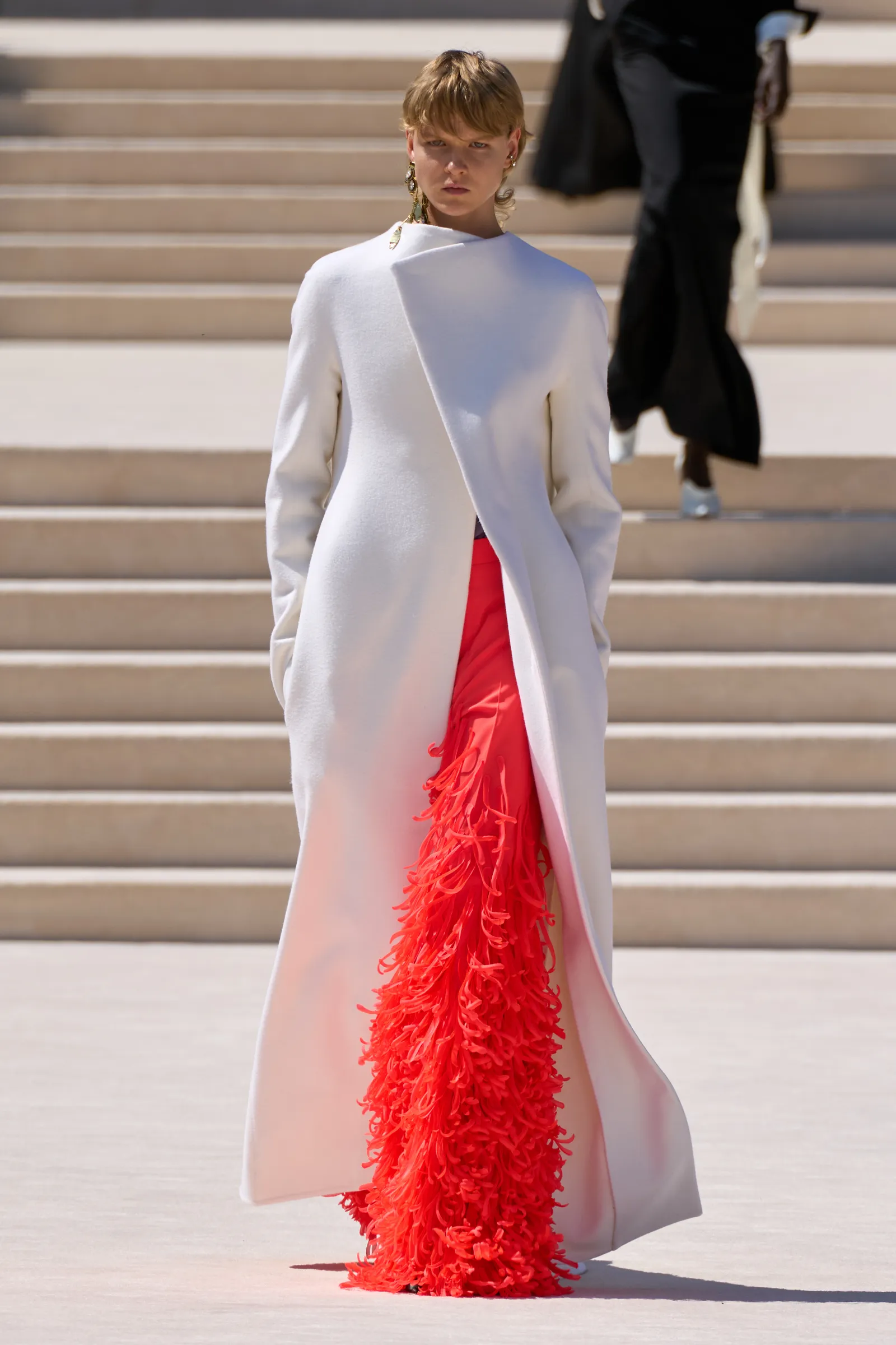 Balenciaga couture: белое пальто с красной фактурной вставкой и скульптурным силуэтом