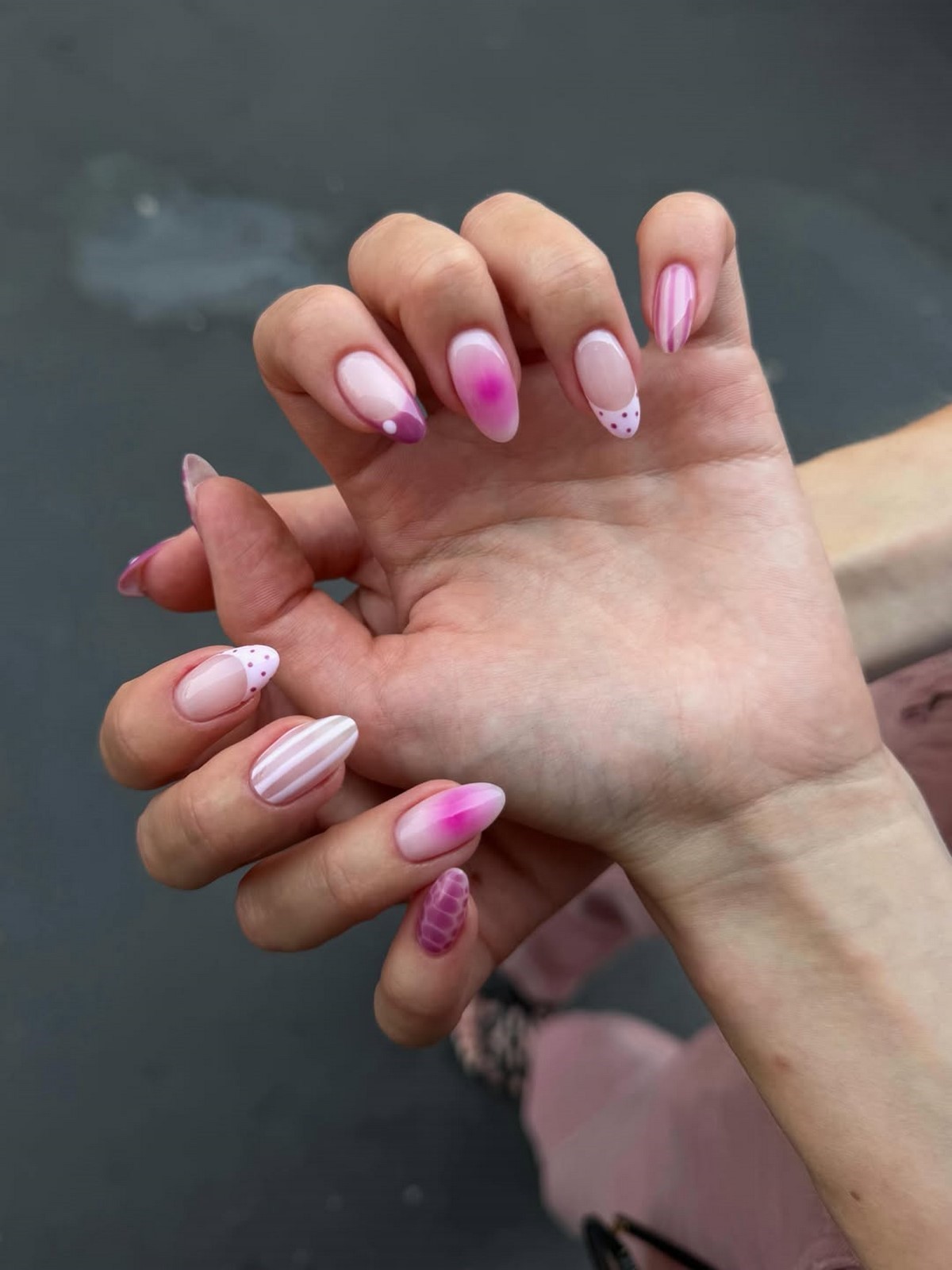 Розовый маникюр с полупрозрачными пятнами blooming gel, френчем и графичными линиями