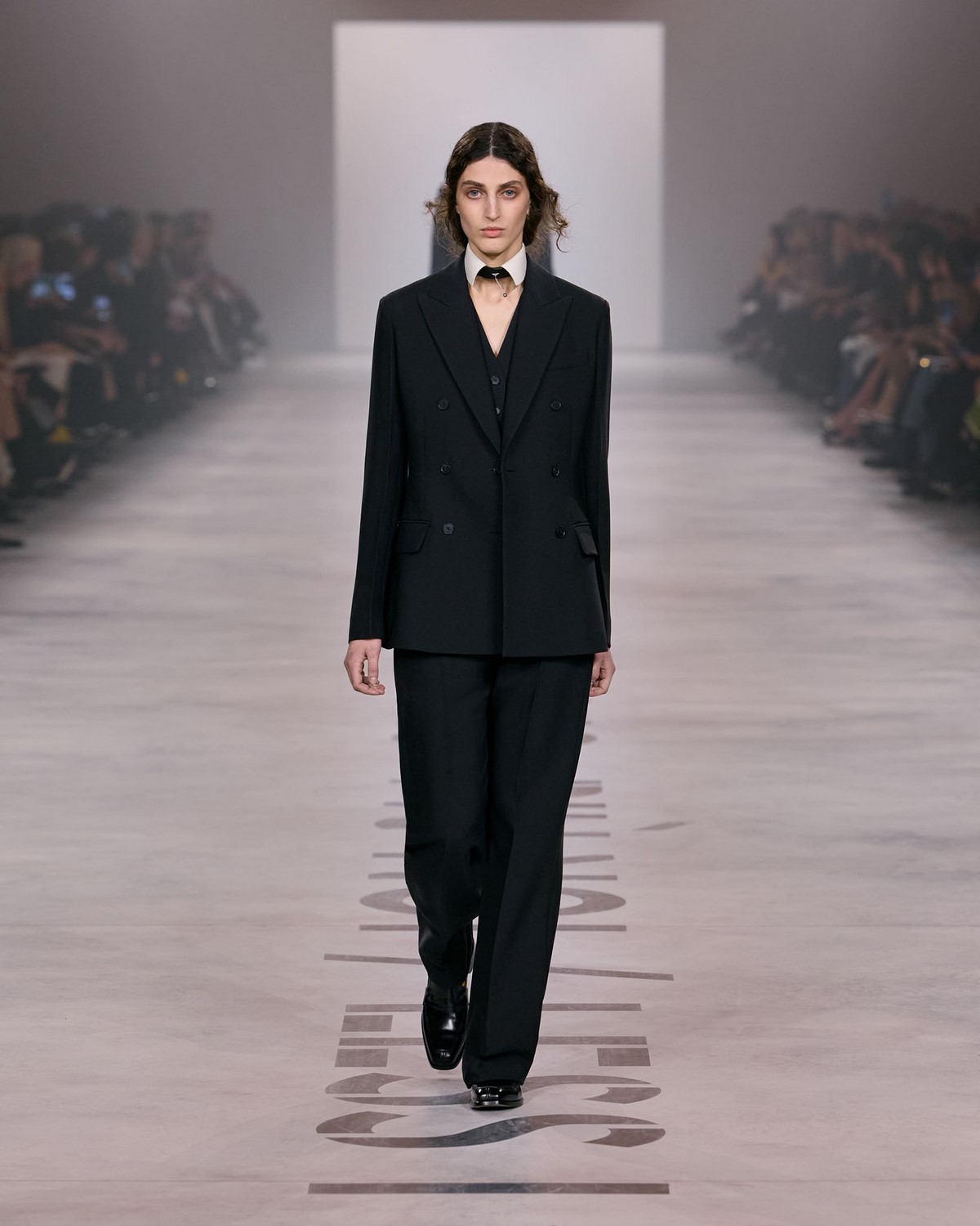 Fendi couture: черный брючный костюм с белым воротником и строгим силуэтом