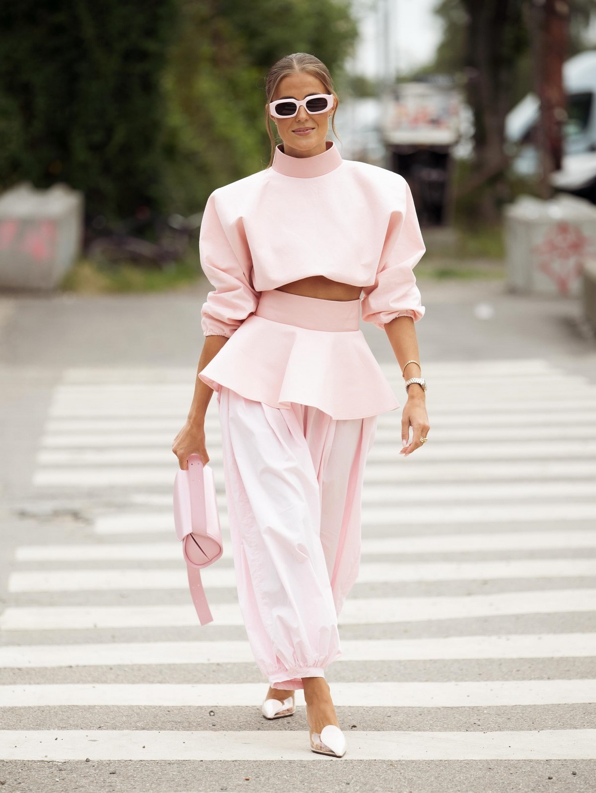 Розовый street style образ с пеплумом на талии, объемными брюками и укороченным верхом