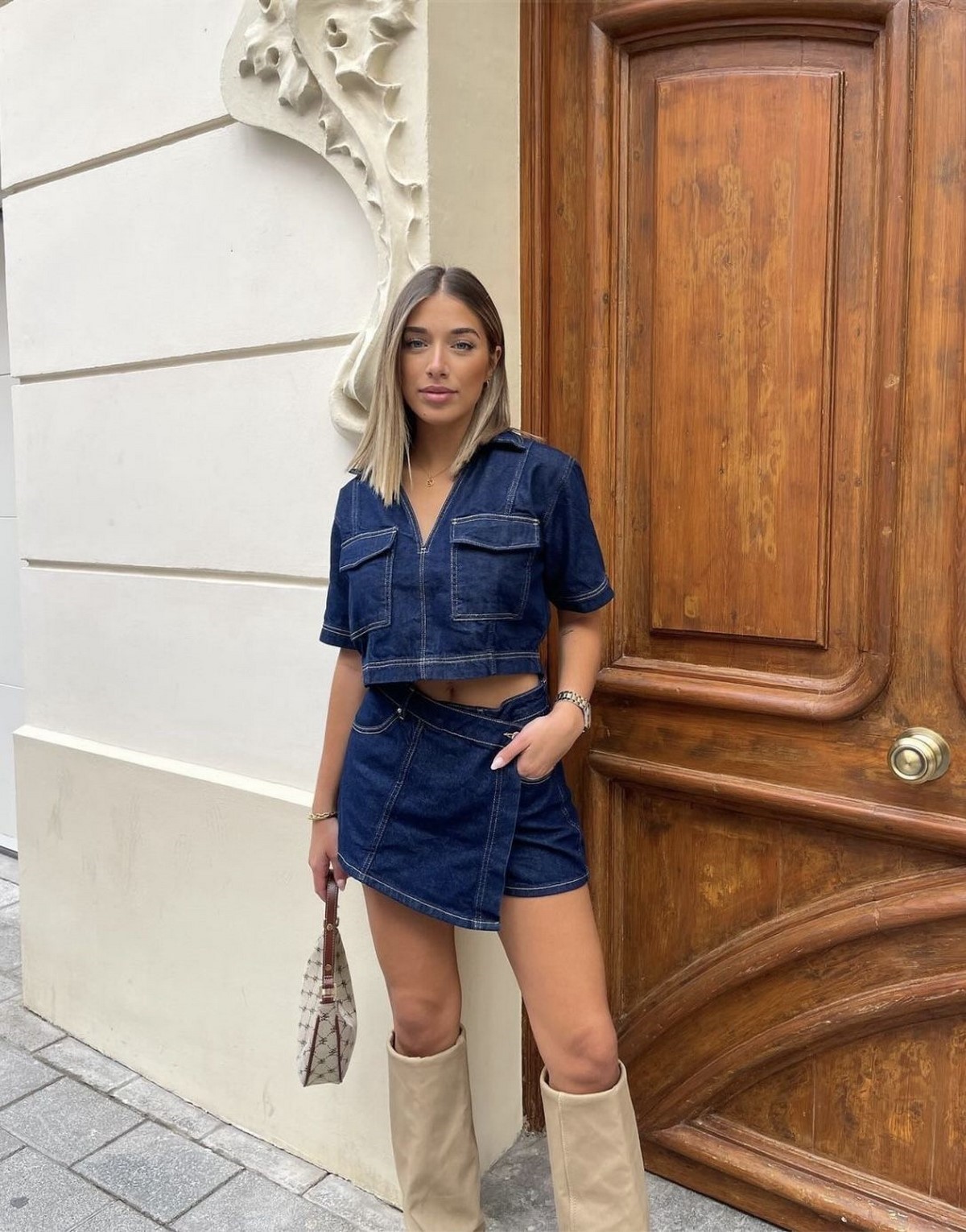 Темный total denim образ с мини-юбкой, укороченной рубашкой и высокими замшевыми сапогами