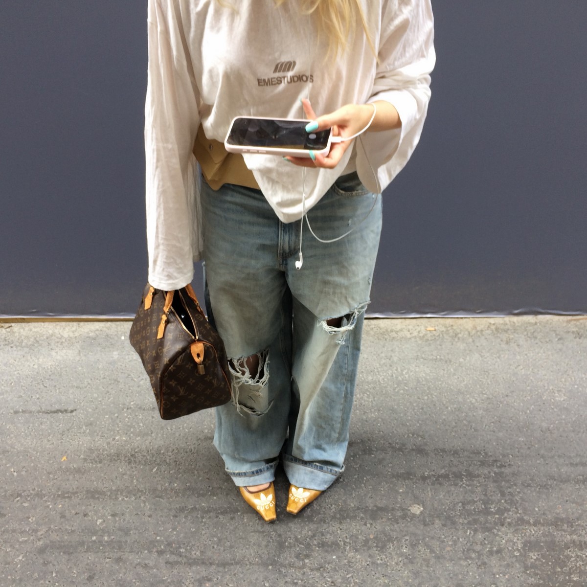 Рваные широкие джинсы с золотистыми остроносыми туфлями
