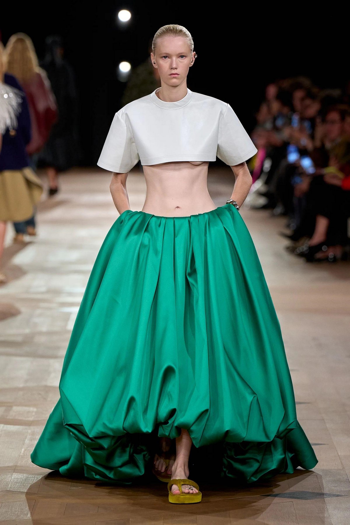 Зеленая юбка balloon skirt с низкой посадкой в подиумном образе