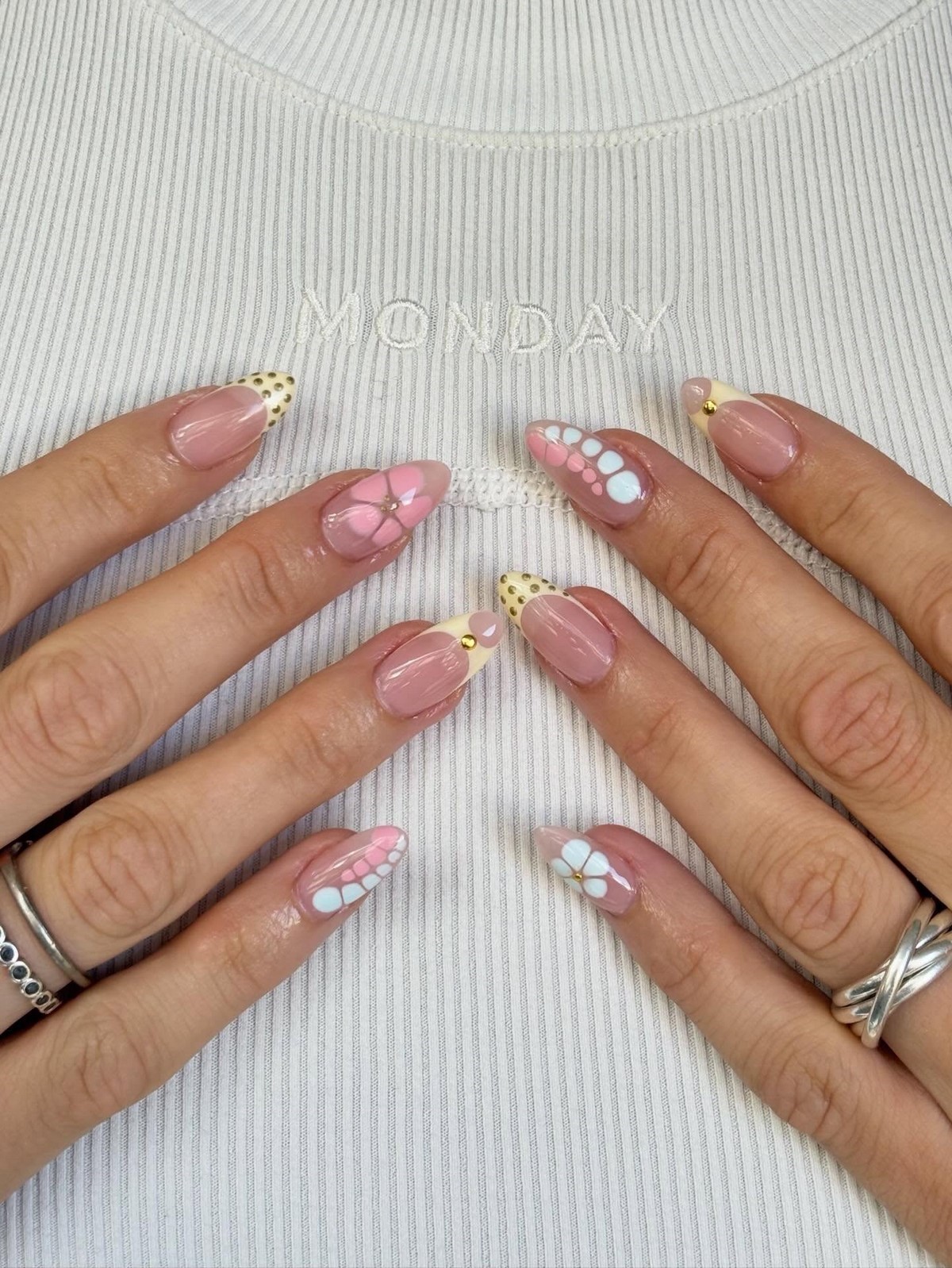 Пастельный маникюр с цветами blooming gel, французскими кончиками и золотыми точками