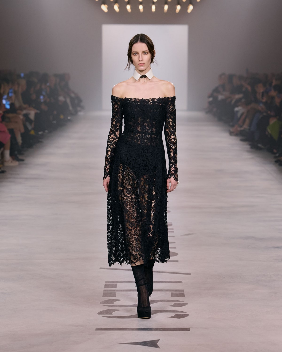 Fendi couture: черное кружевное платье с открытыми плечами и полупрозрачной фактурой