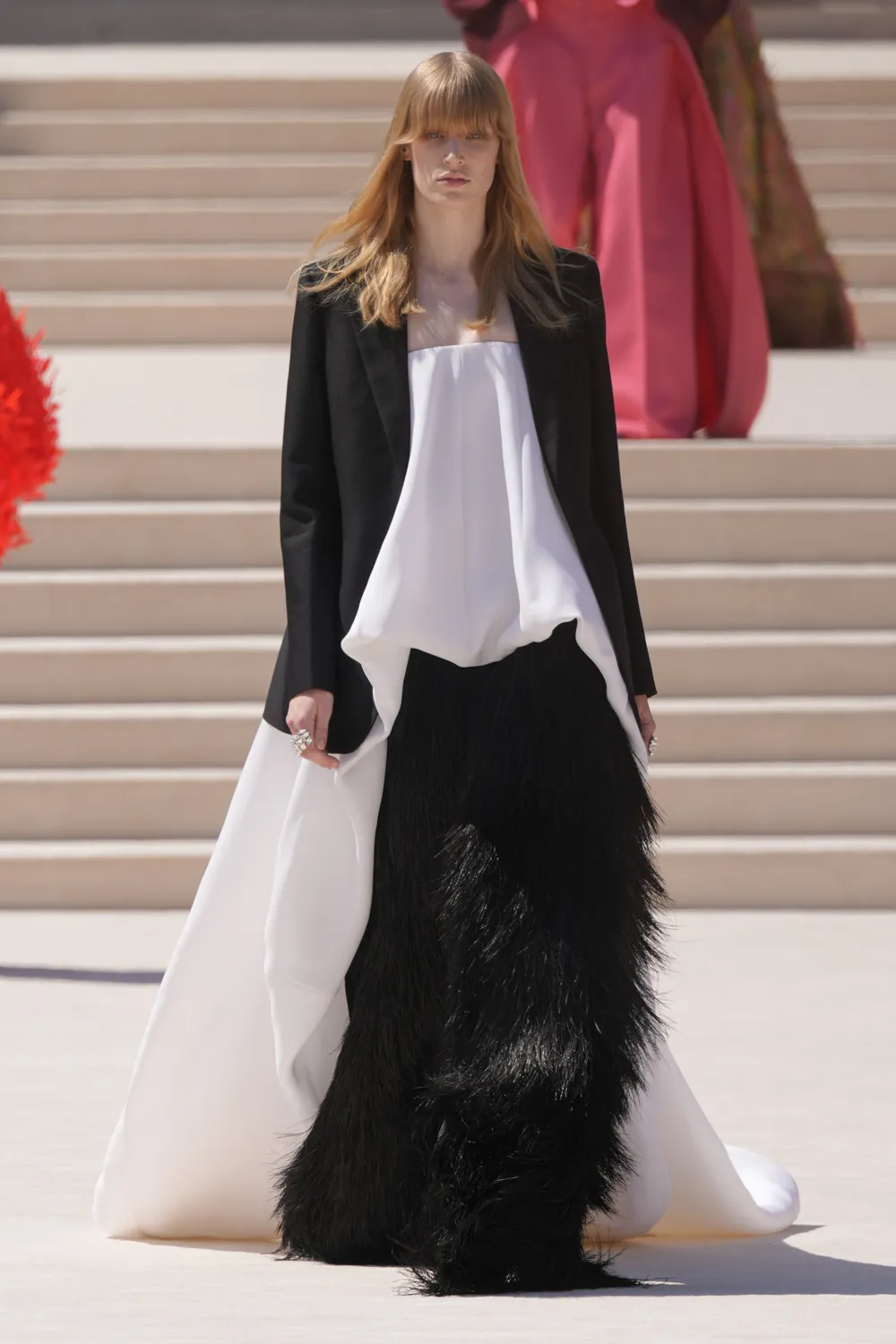 Balenciaga couture: черный жакет, белая асимметричная драпировка и фактурная юбка