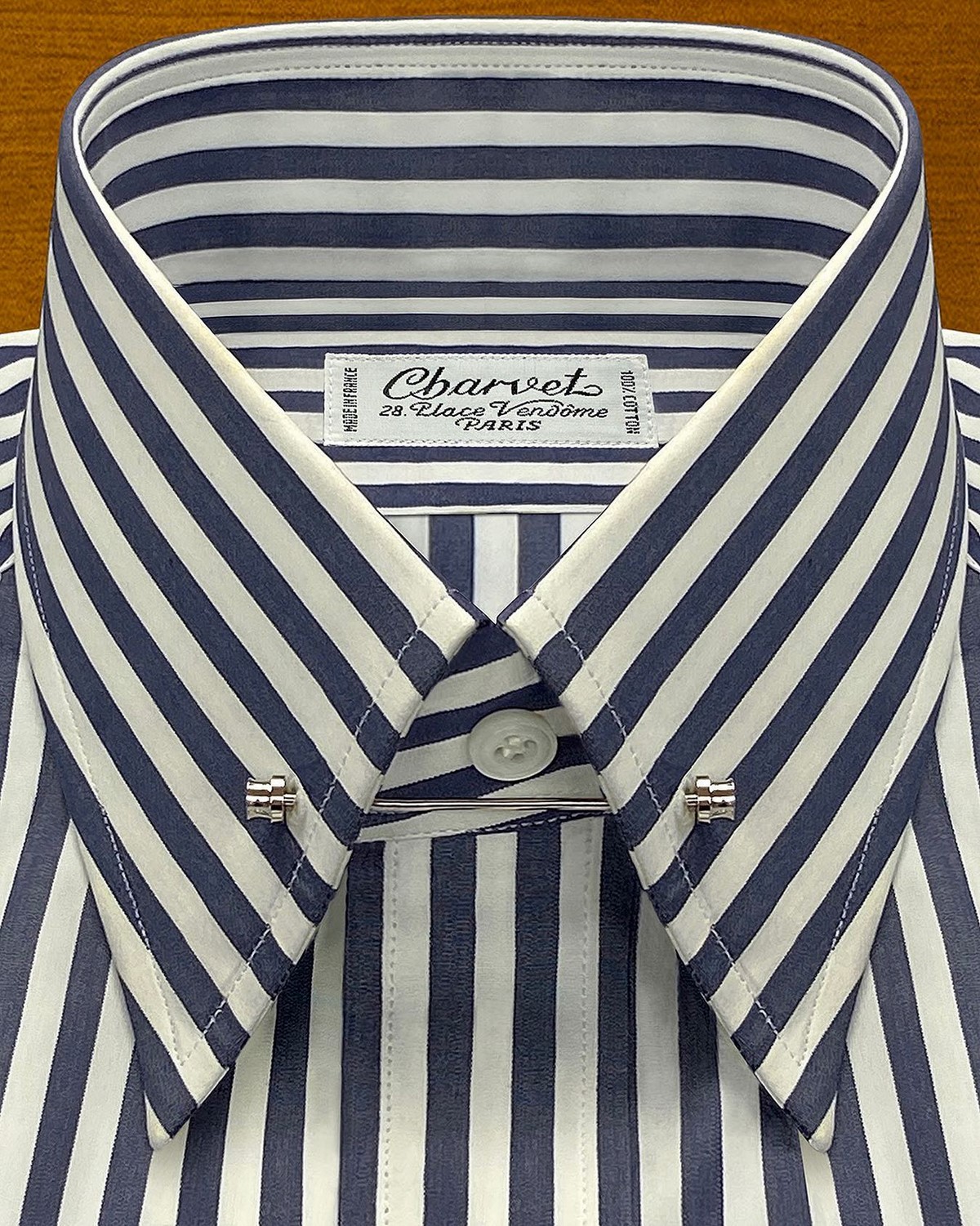Крупный план полосатой рубашки Charvet с фирменной этикеткой