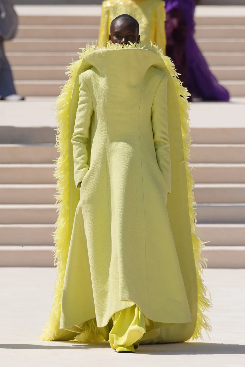 Balenciaga couture: лимонное пальто-кокон с высоким воротником и перьевой отделкой