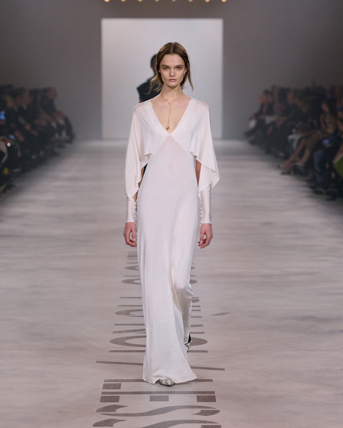 Fendi couture: белое длинное платье с мягкой драпировкой и украшением на тонкой цепочке