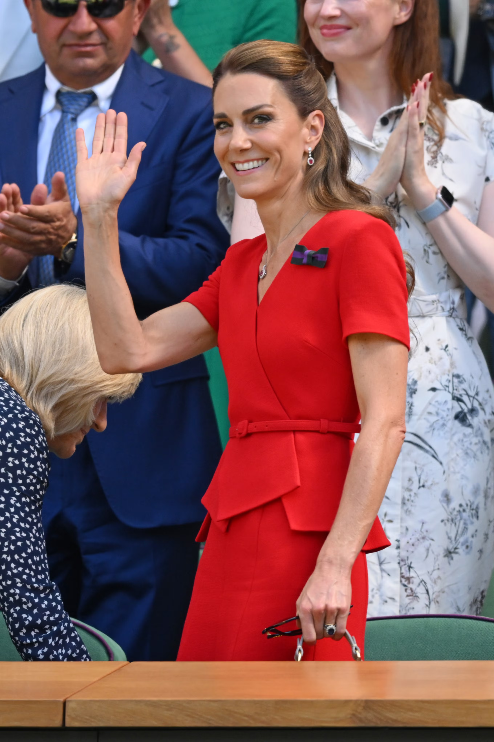 Красное платье с пеплумом и тонким ремнем на трибуне Wimbledon