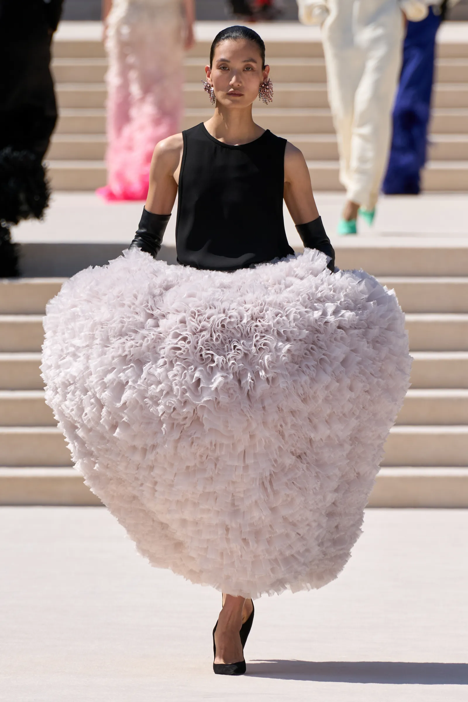 Balenciaga couture: черный топ и объемная светло-розовая юбка из мягкой фактуры