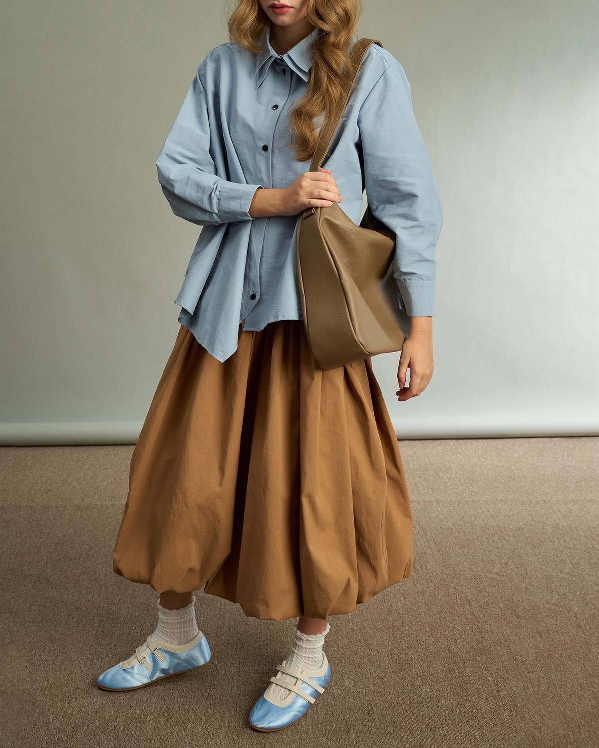 Коричневая balloon skirt с голубой рубашкой и мягкими балетками