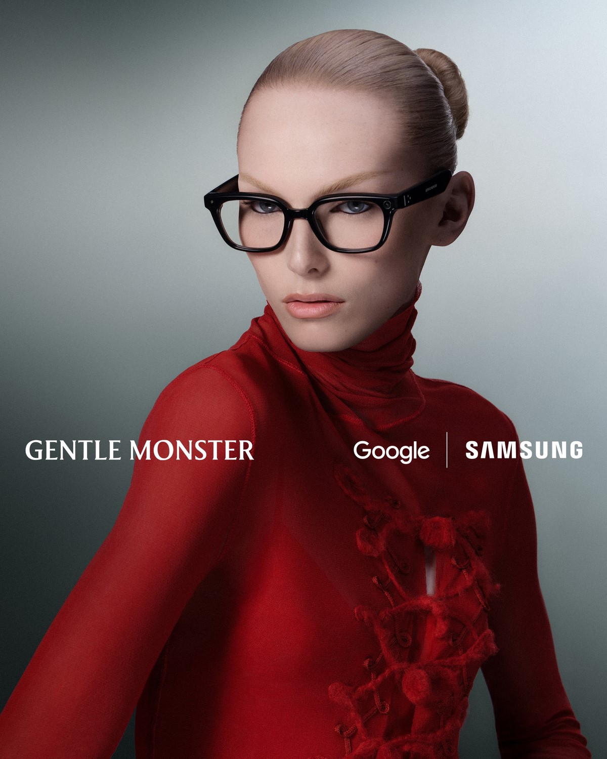 Модель в квадратной черной оправе Gentle Monster и красном образе