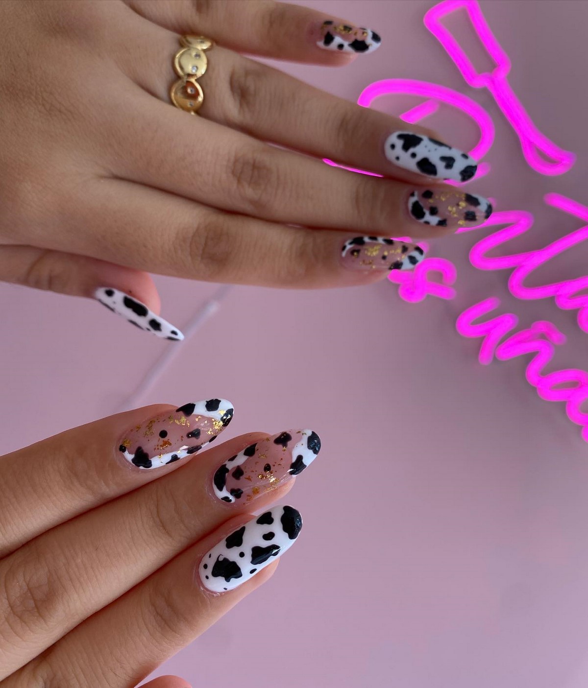 Черно-белый cow print на длинных ногтях с прозрачной базой и золотой фольгой