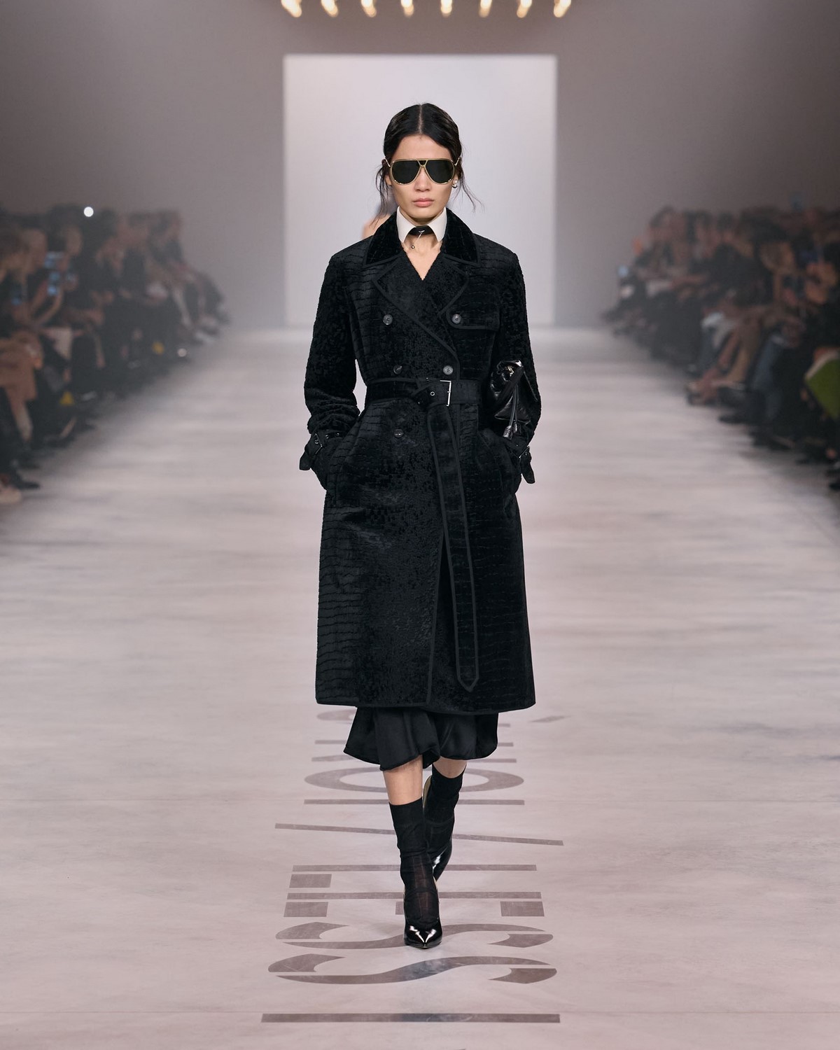 Fendi couture: черное фактурное пальто с поясом, очками и сумкой