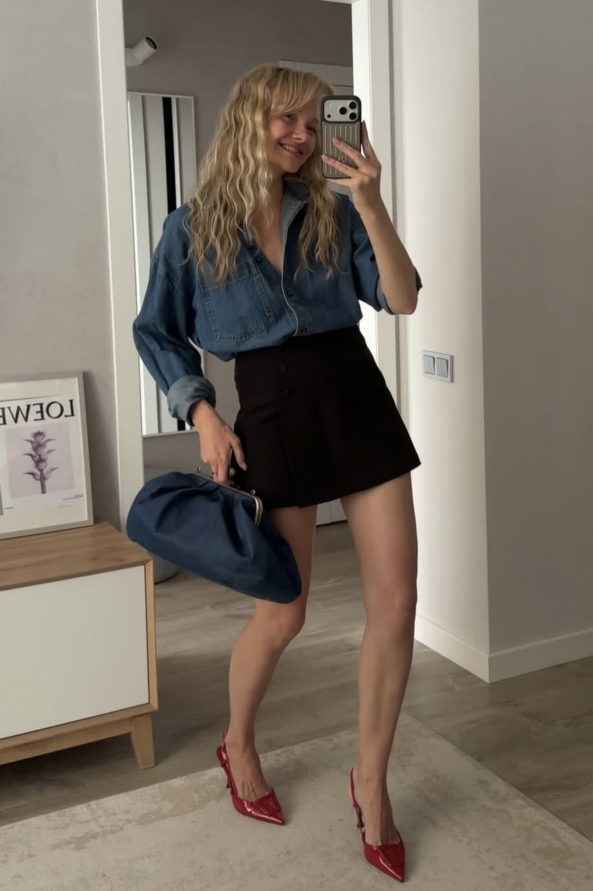Черная мини-юбка с джинсовой рубашкой, красными slingbacks и объемной синей сумкой