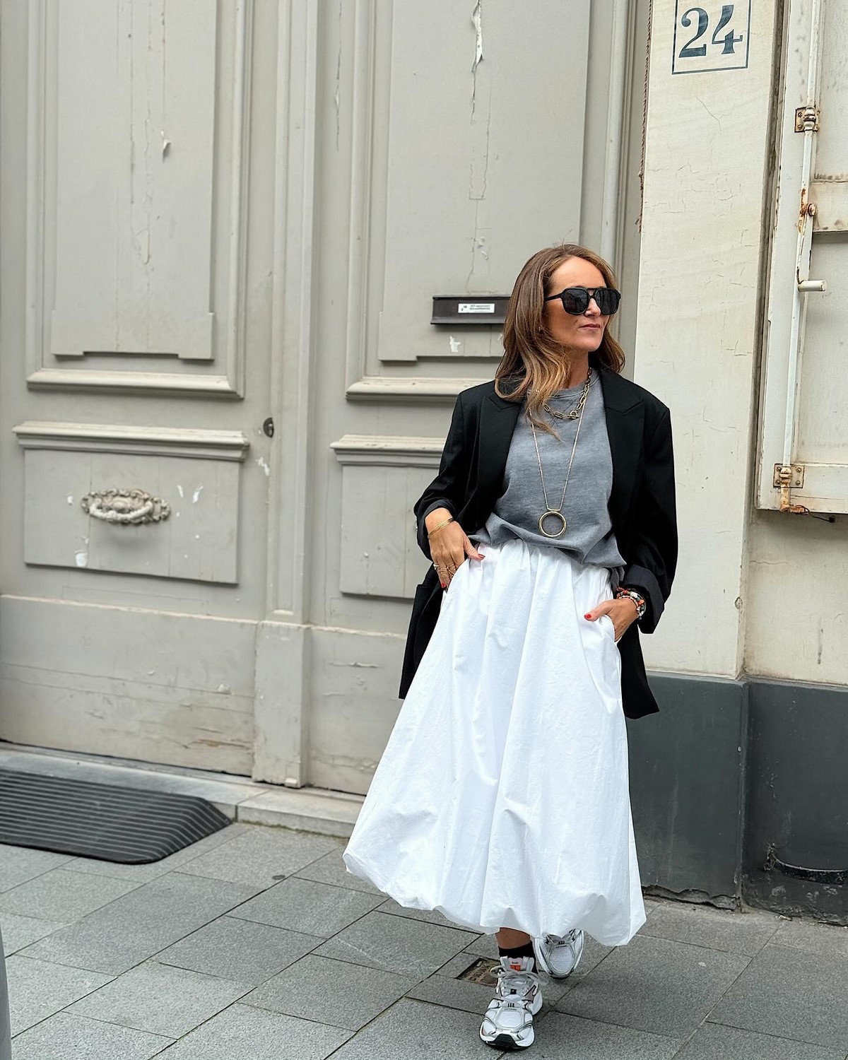 Белая balloon skirt в образе с жакетом, серой футболкой и кроссовками