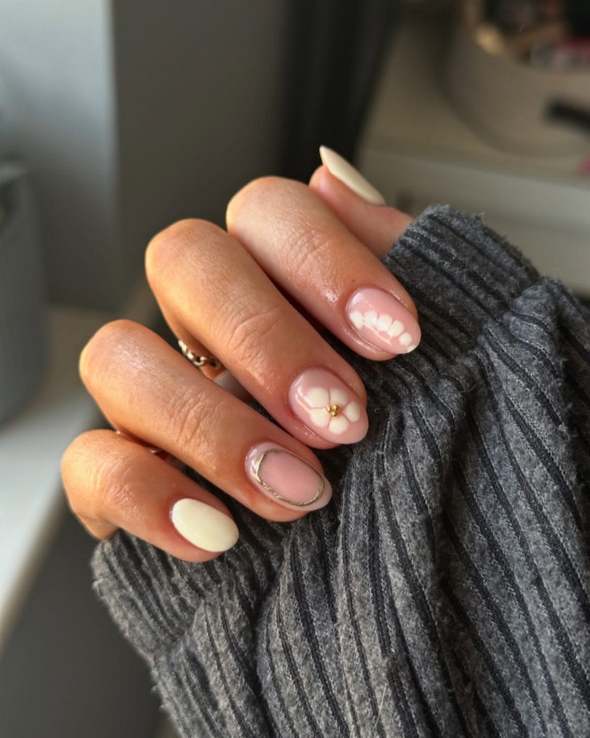 Короткий маникюр с белым цветком blooming gel и тонким серебряным контуром