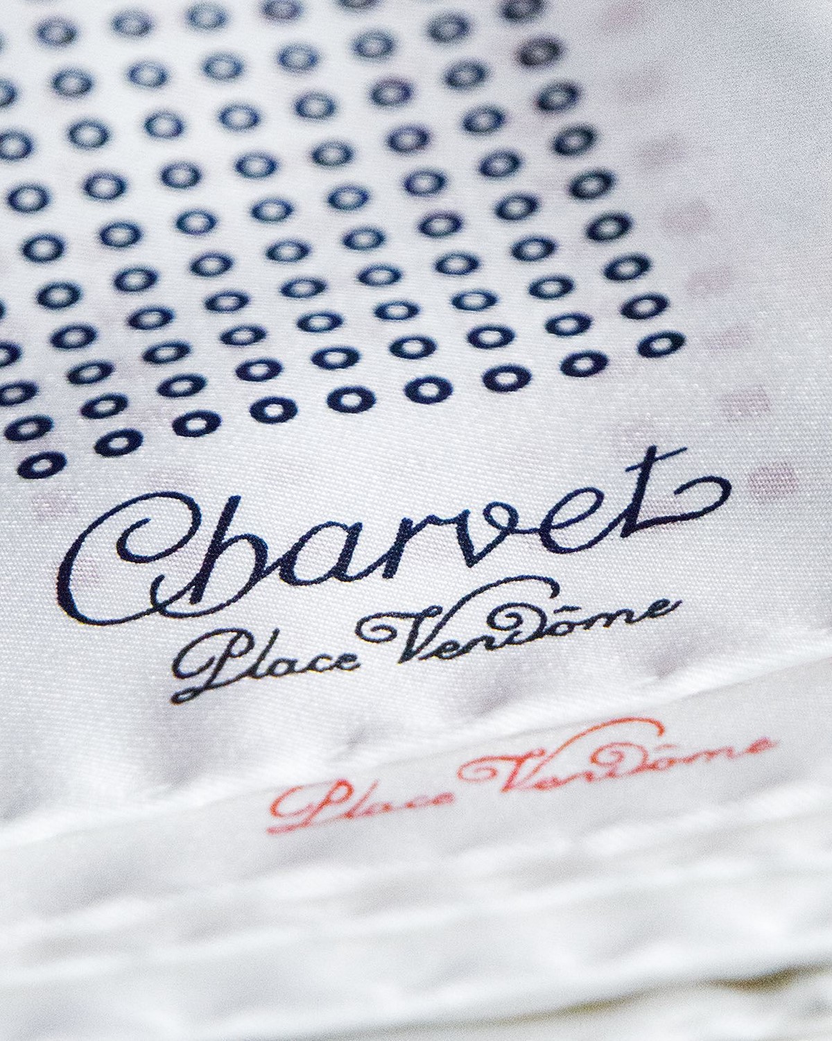Вышитая этикетка Charvet Place Vendôme на белой сорочке