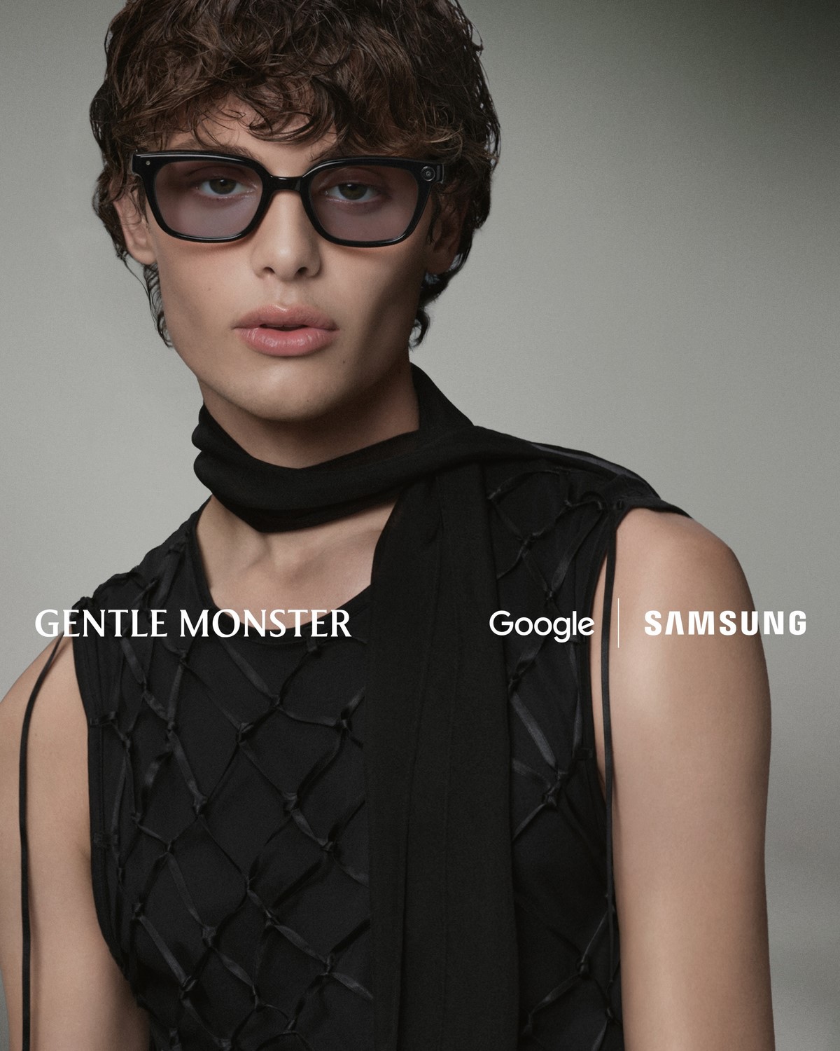 Модель в черных умных очках Gentle Monster и темном минималистичном образе