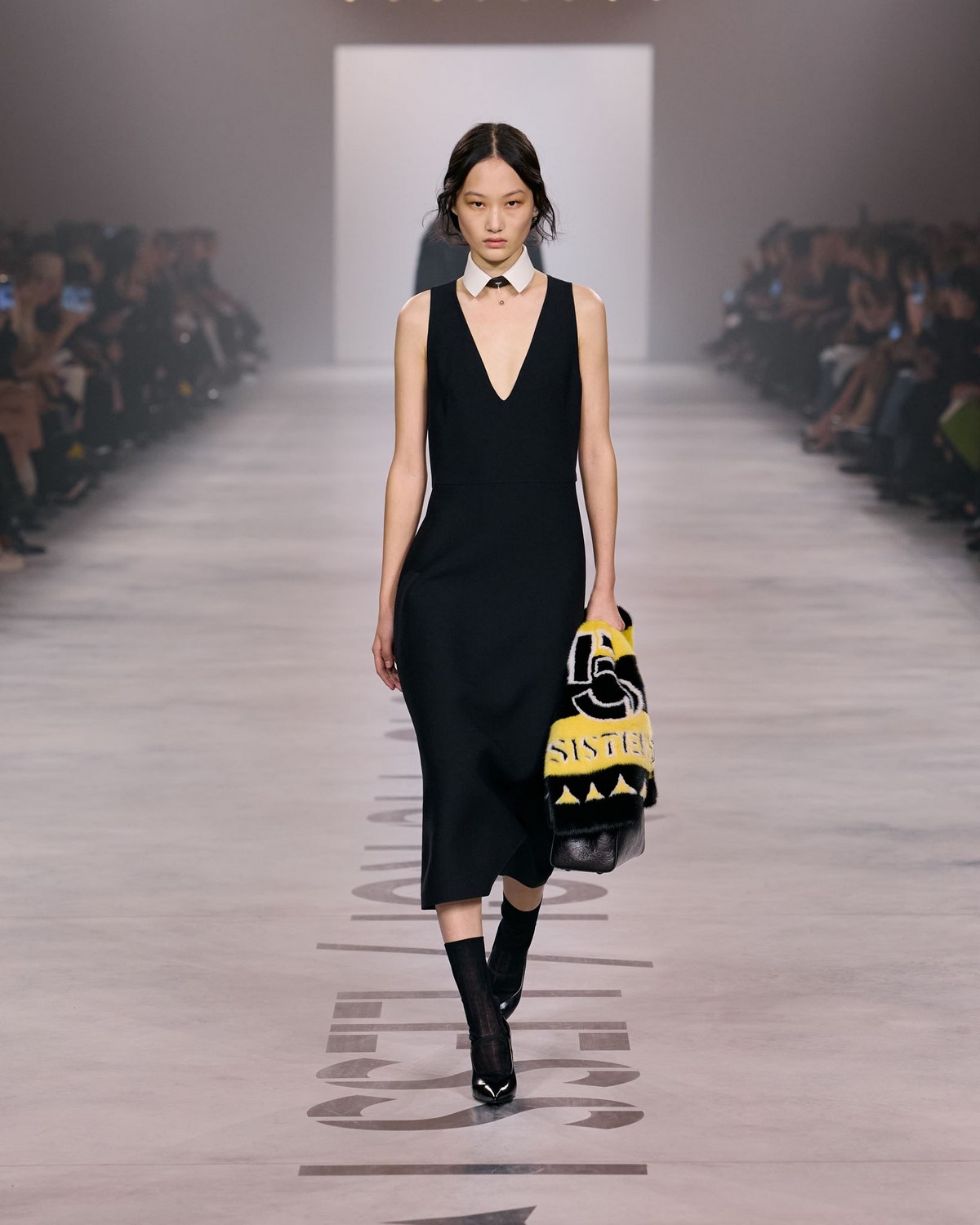 Fendi couture: черное платье миди с желто-черной меховой сумкой