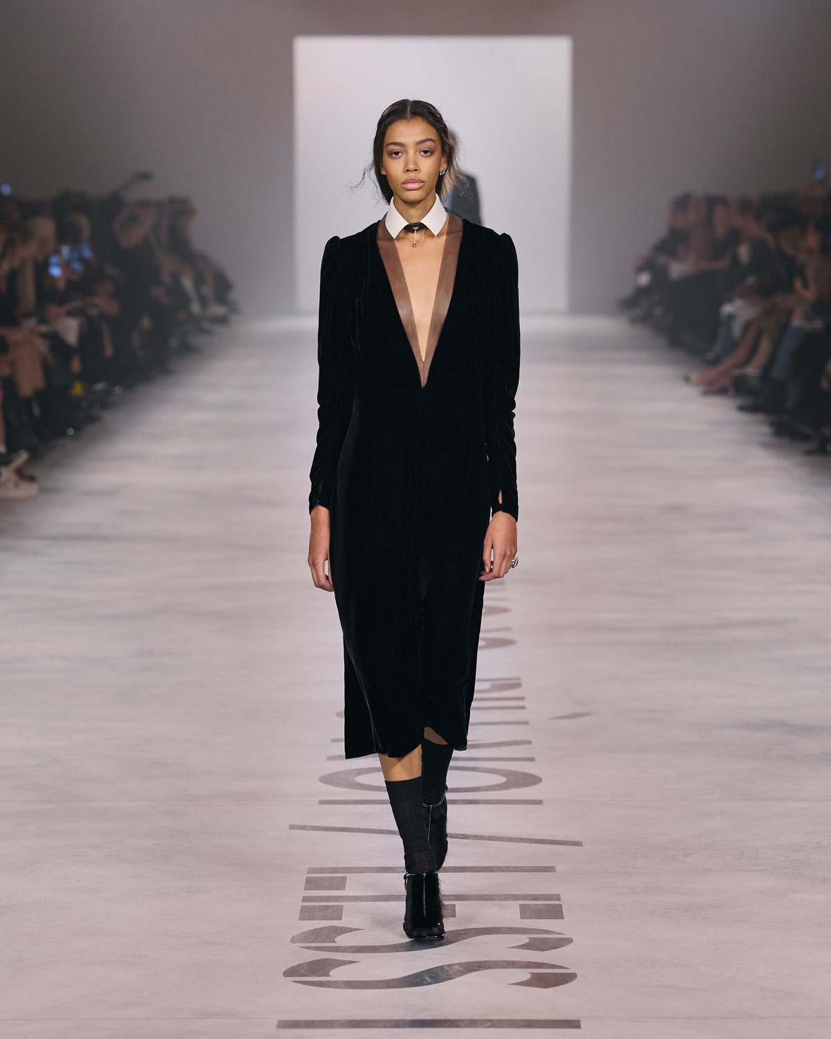 Fendi couture: черное бархатное платье с глубоким вырезом и белым воротником