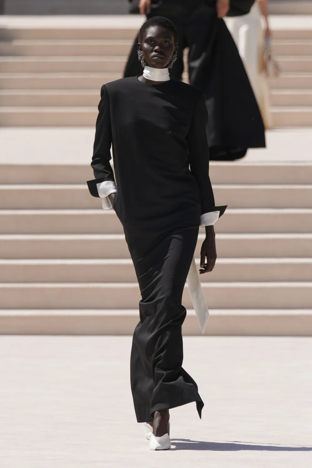 Balenciaga couture: черное платье с белым воротником и контрастными белыми манжетами