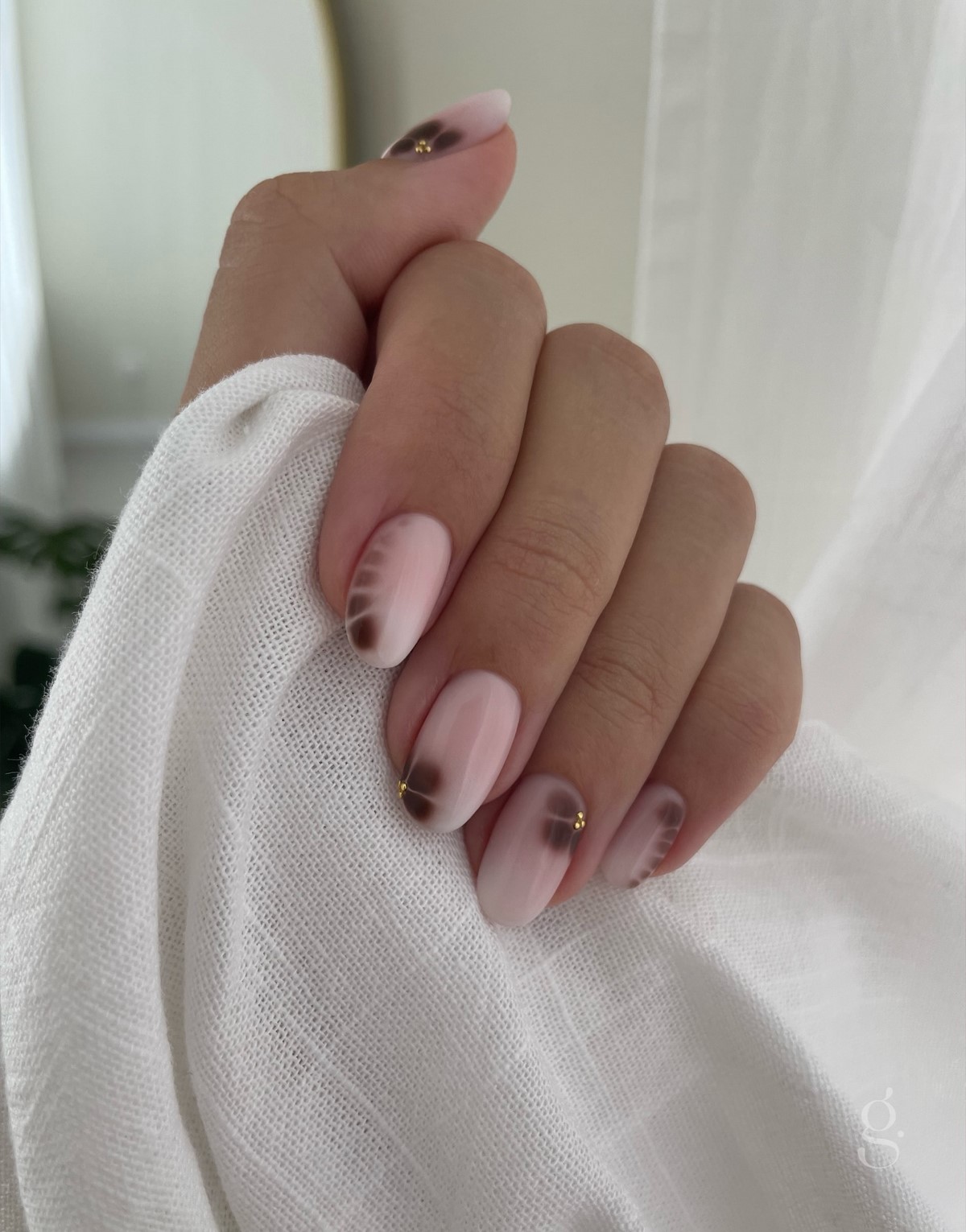 Нюдовый маникюр с локальными коричневыми разводами blooming gel и золотыми точками