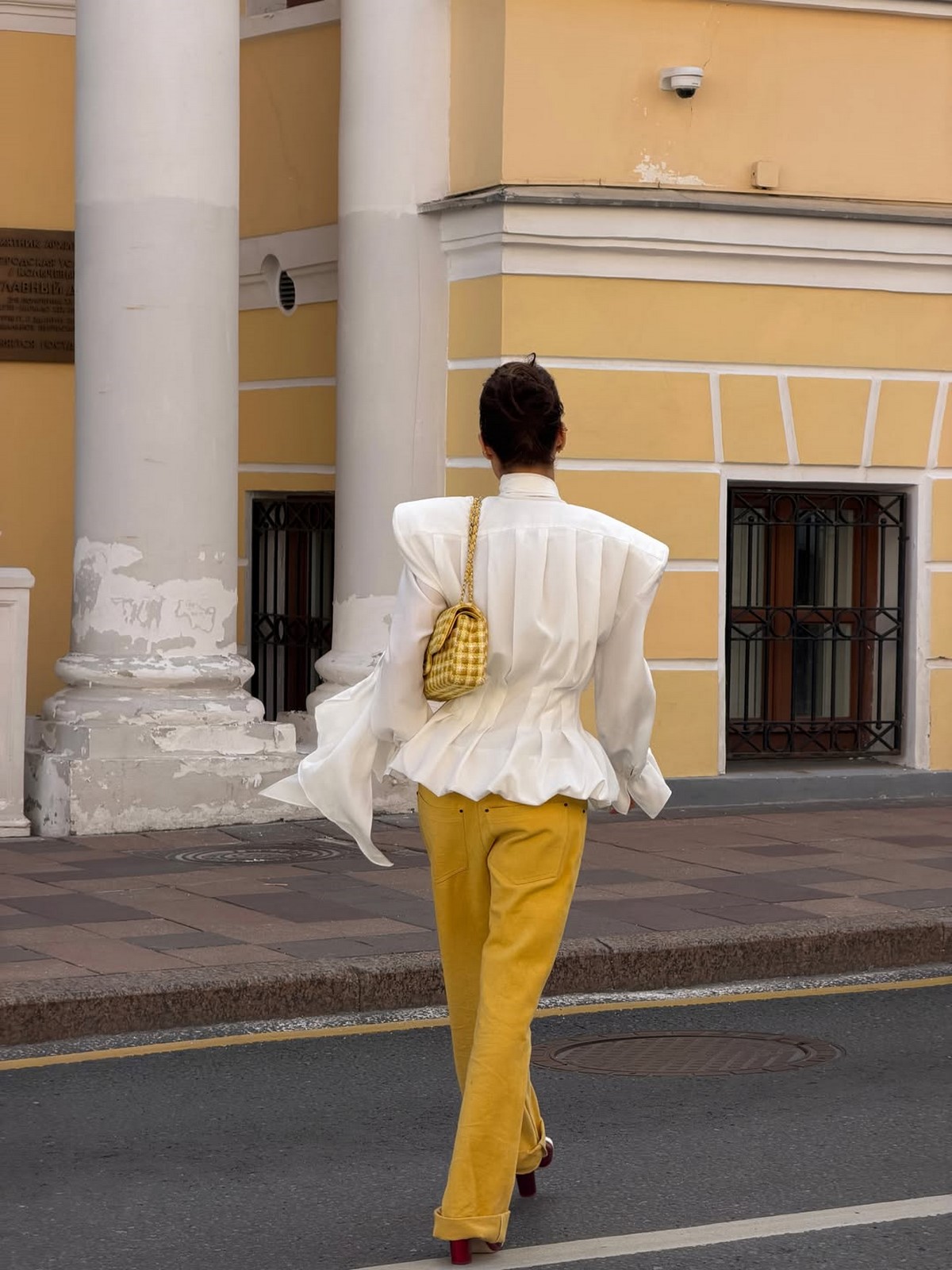 Белая блуза с пеплумом на спинке и желтыми брюками в street style образе