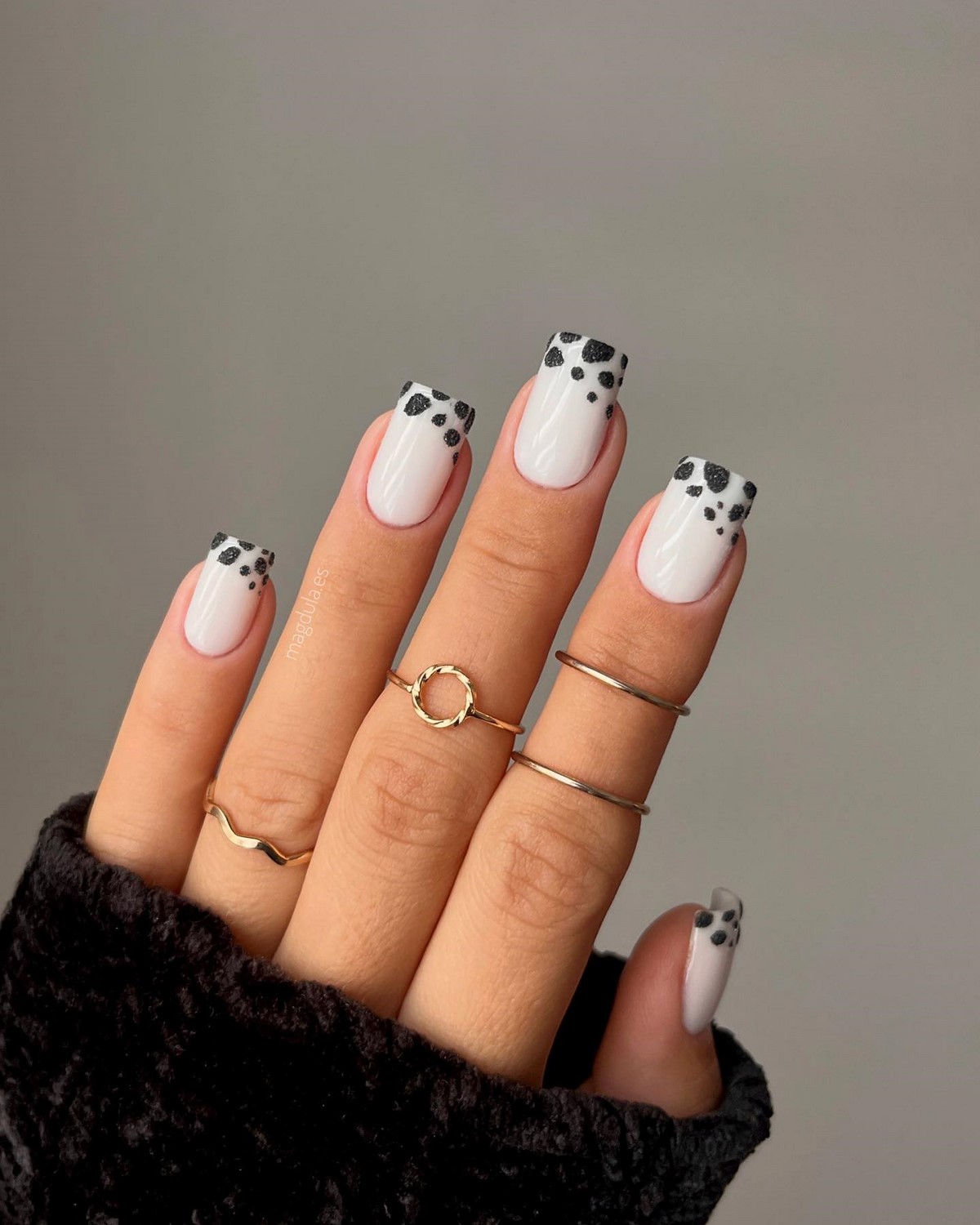 Белый микрофренч с черными пятнами в стиле cow print