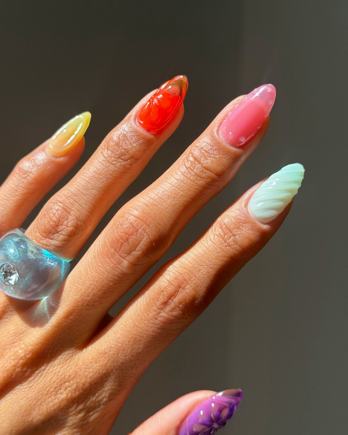 Скульптурный jelly-маникюр с прозрачными красными, розовыми и желтыми объемами