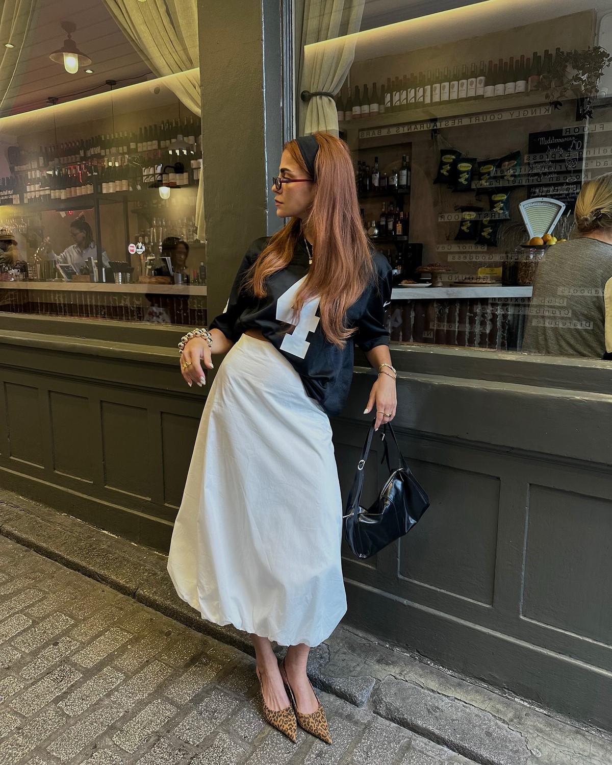 Белая balloon skirt с черным топом, сумкой и леопардовыми туфлями