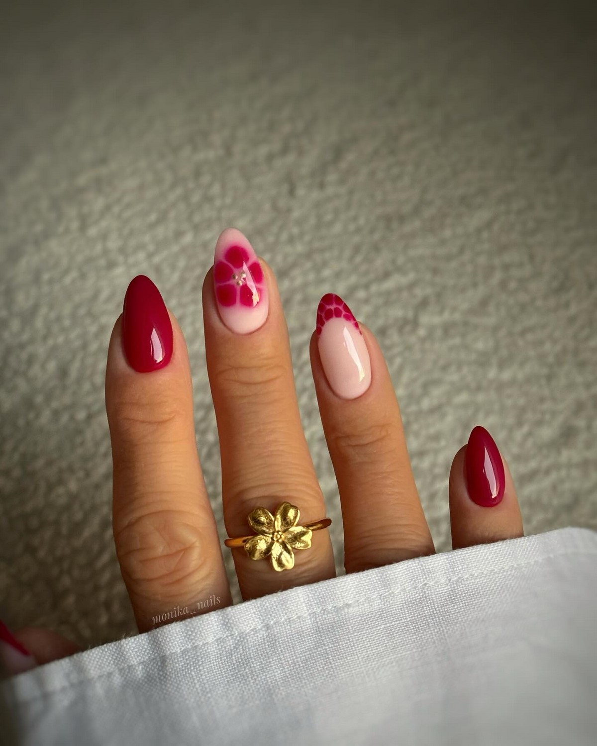 Красный маникюр с цветком blooming gel, размытым френчем и однотонными ногтями