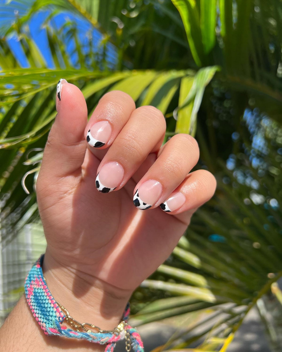 Нюдовый маникюр с черно-белым cow print на коротких кончиках ногтей