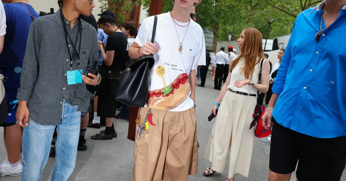 Брелоки переехали с сумок на пояс — и street style уже сделал это трендом