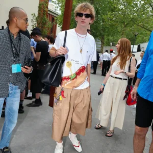Брелоки и подвески на поясе в street style образе