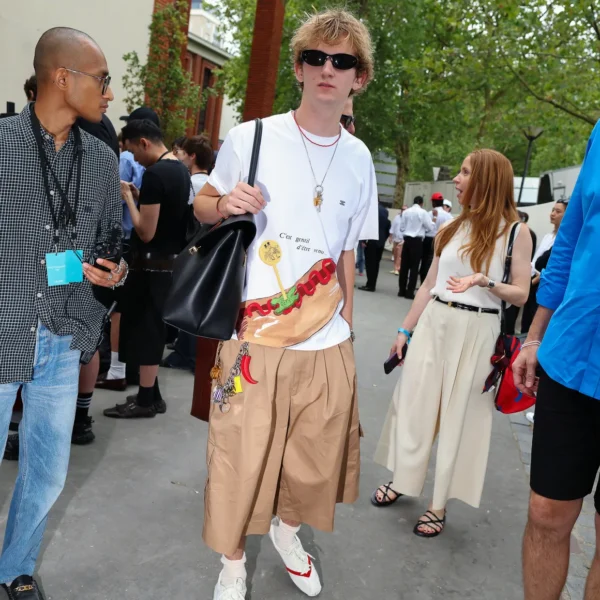 Брелоки и подвески на поясе в street style образе