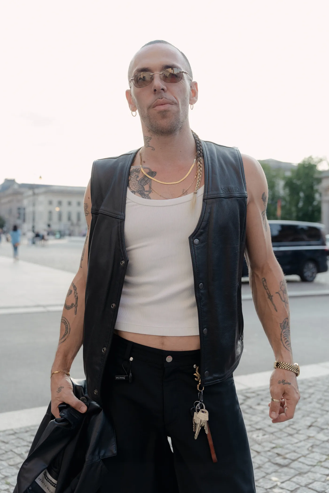 Ключи и кожаная подвеска на поясе в минималистичном street style образе