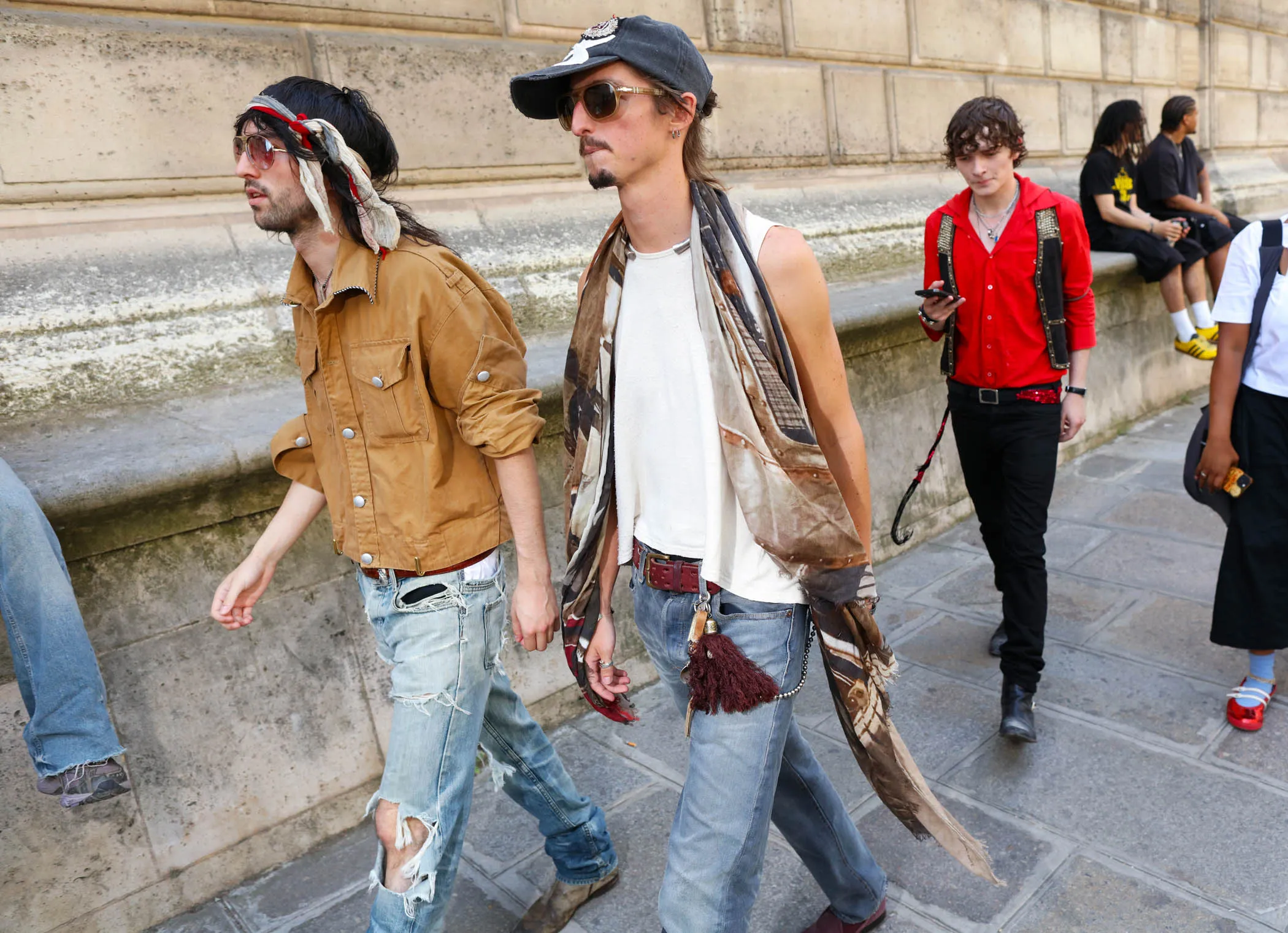 Street style образ с подвеской на поясе и денимом