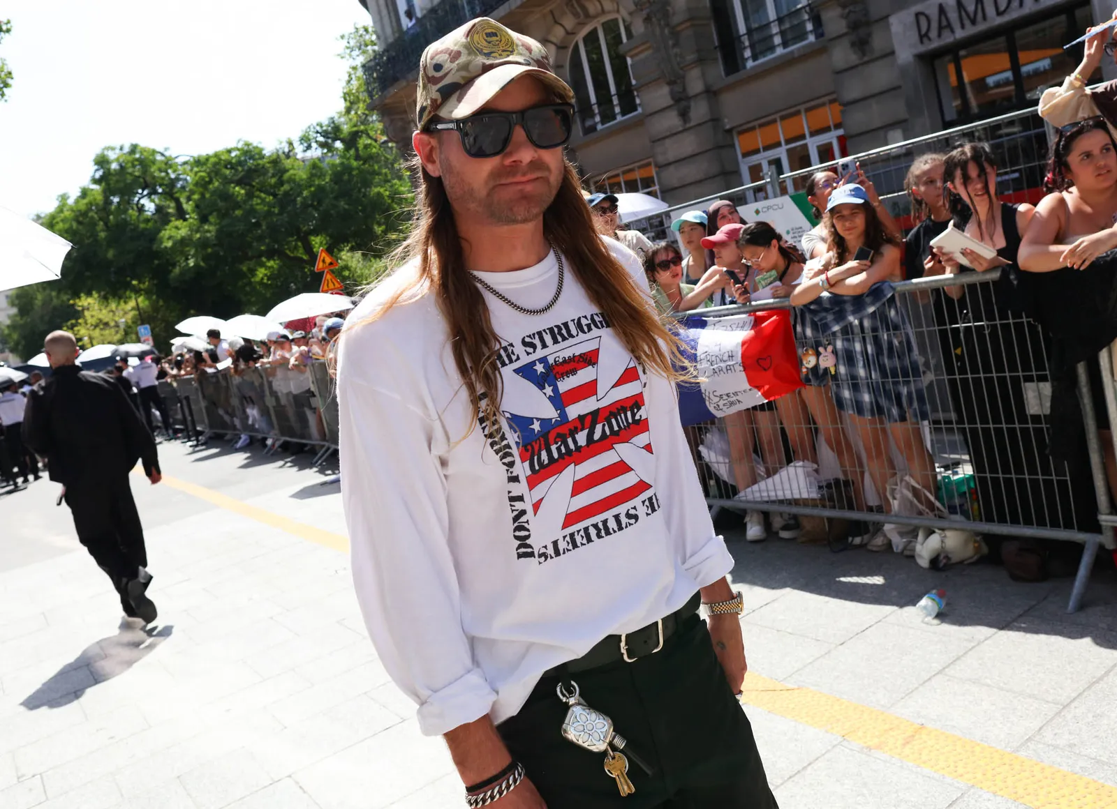 Брелок и ключи на шлевке брюк в street style образе
