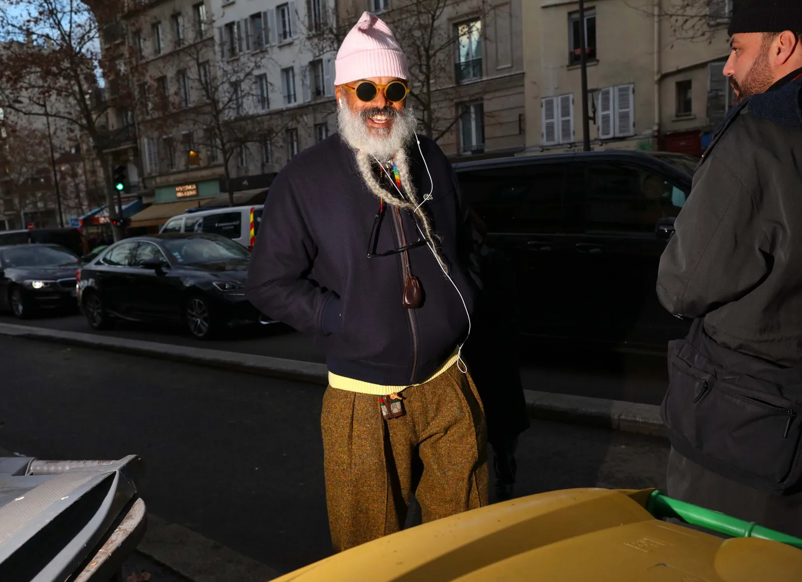Маленький кожаный футляр на поясе в street style образе