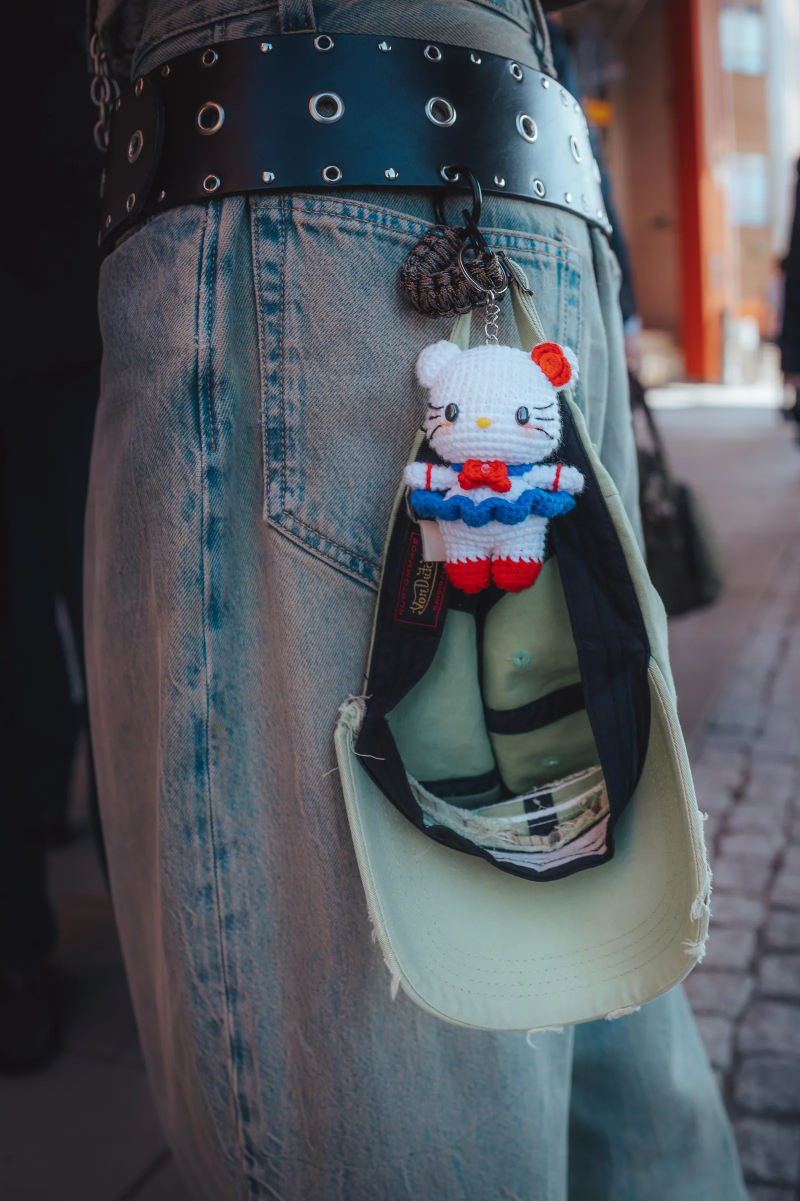 Вязаный брелок Hello Kitty на поясе с джинсами