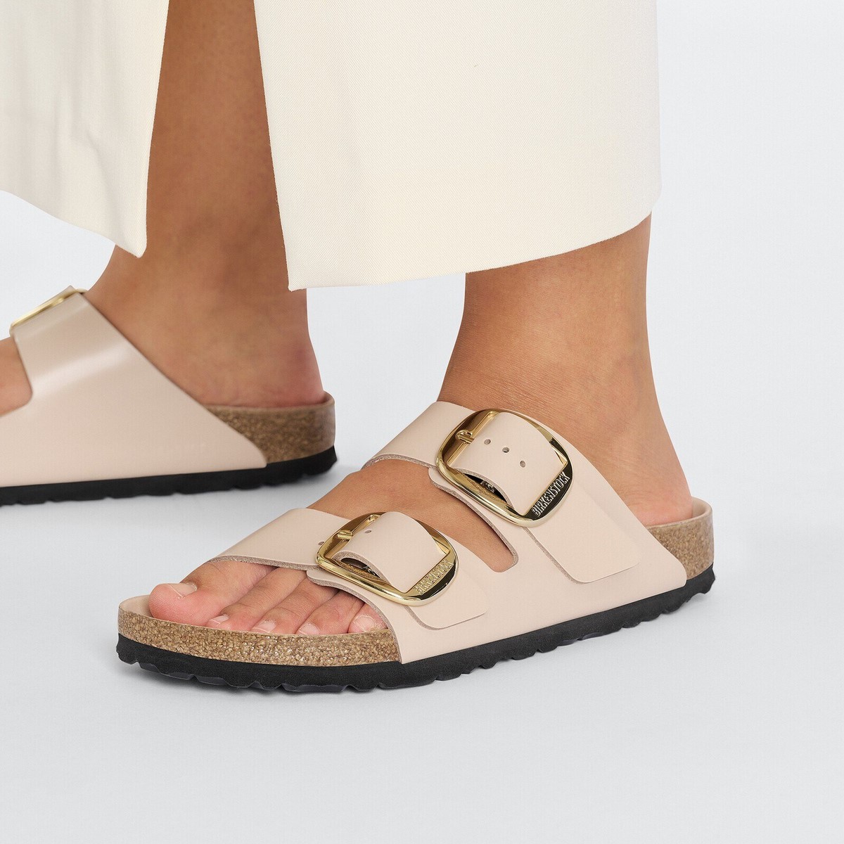 Светлые Birkenstock Arizona Big Buckle с крупными золотыми пряжками