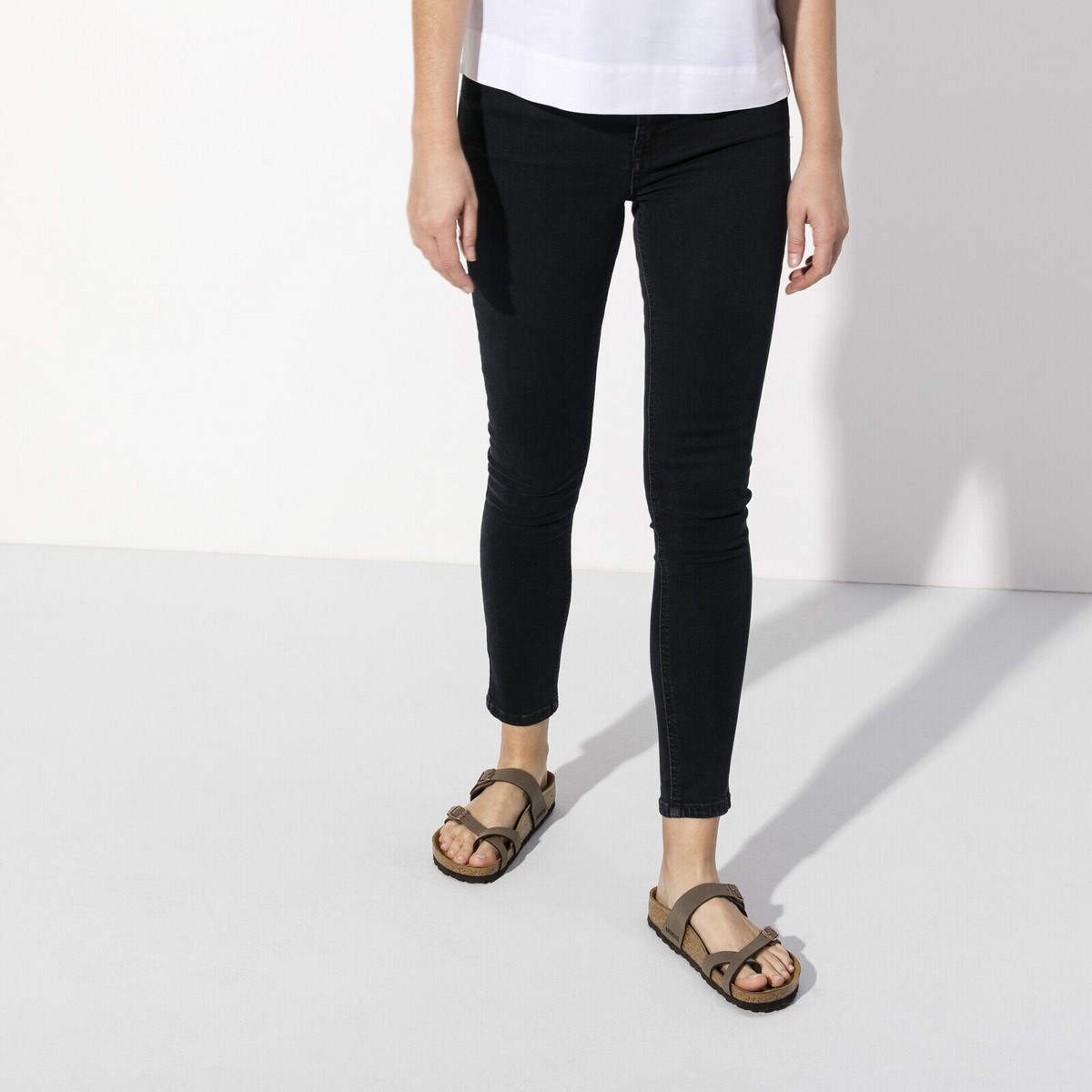 Коричневые Birkenstock Mayari с тонкими перекрестными ремнями