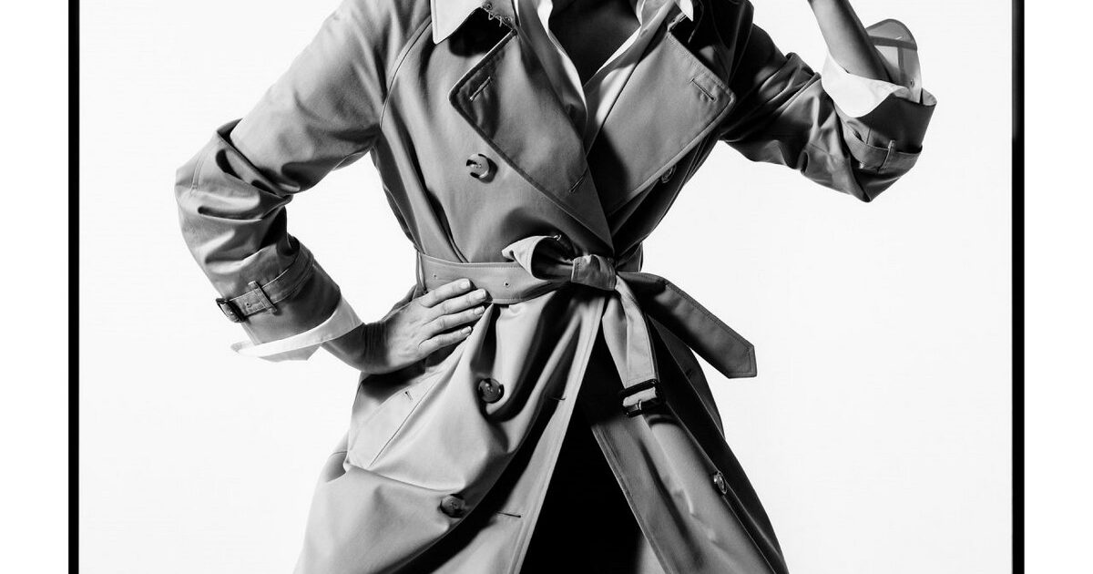 Модель в классическом тренче Burberry с поясом и клетчатой подкладкой в черно-белой съемке