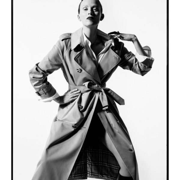 Модель в классическом тренче Burberry с поясом и клетчатой подкладкой в черно-белой съемке