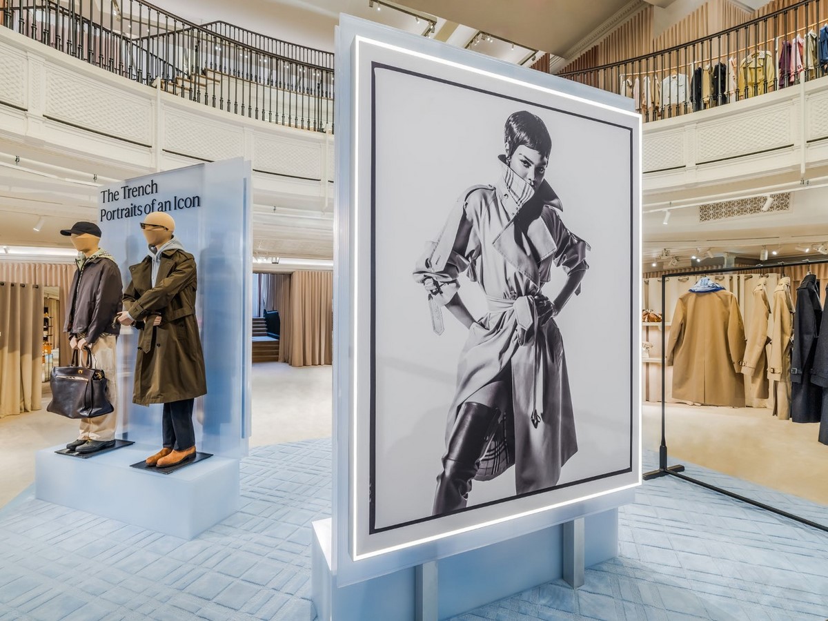 Инсталляция Burberry The Trench Portraits of an Icon с манекенами и крупным черно-белым портретом