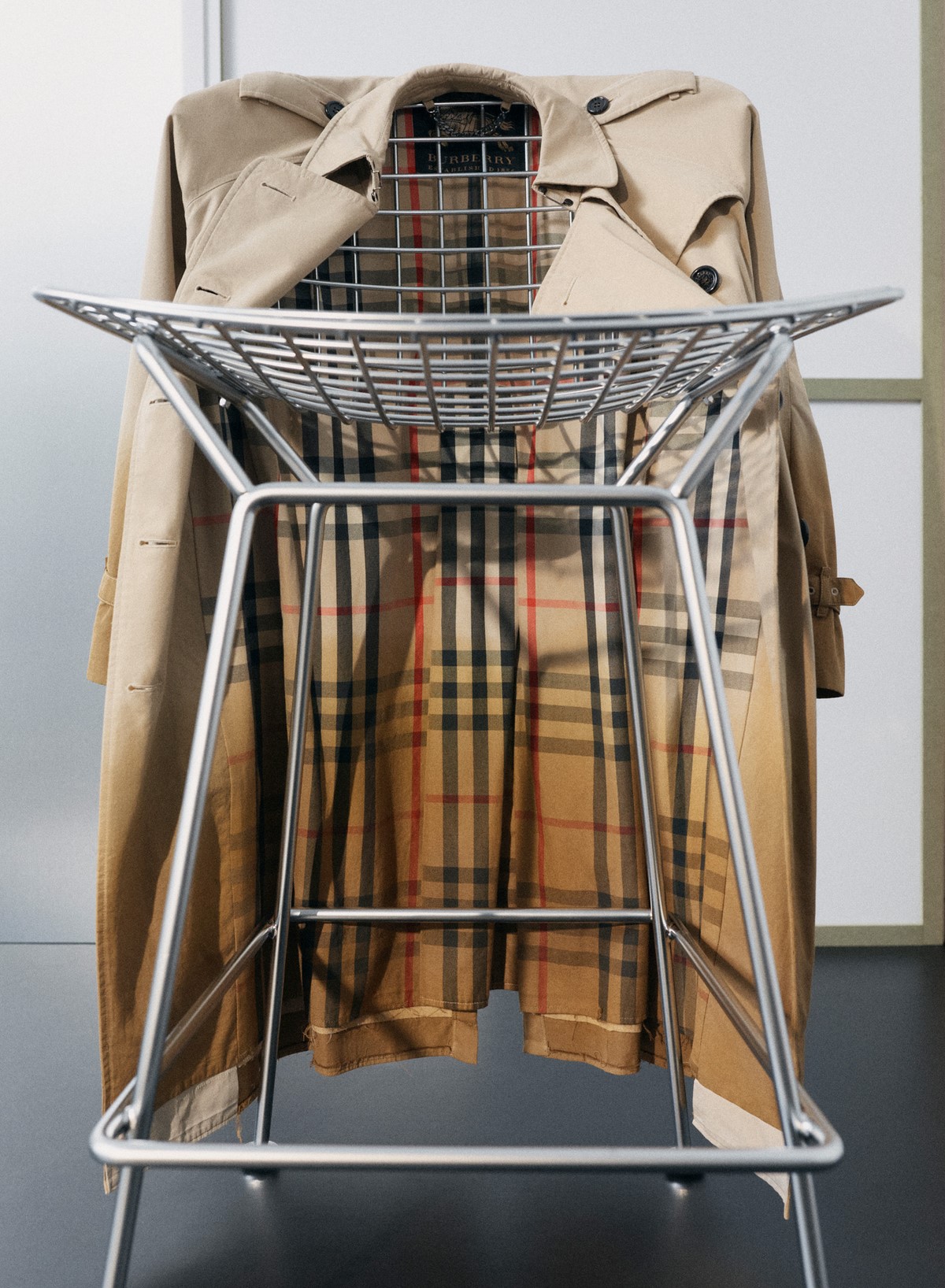 Бежевый тренч Burberry с открытой клетчатой подкладкой в архивной предметной съемке