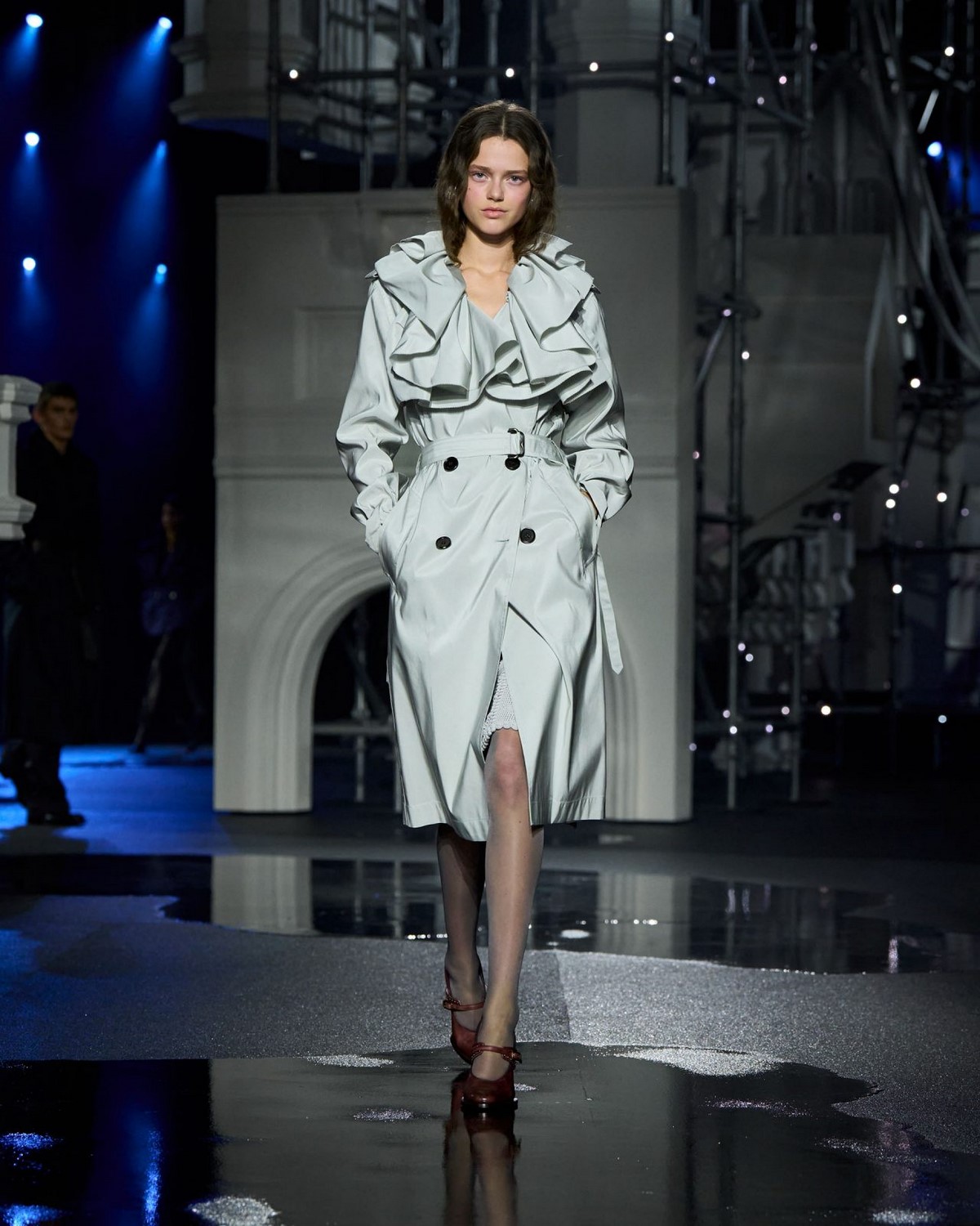 Модель на подиуме в светлом тренче Burberry с объемным многослойным воротником